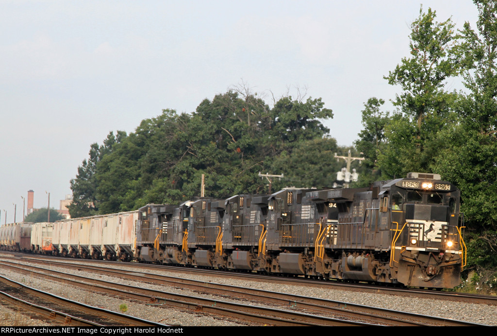 NS 8863 leads 5 other GE units on train 128 northbound